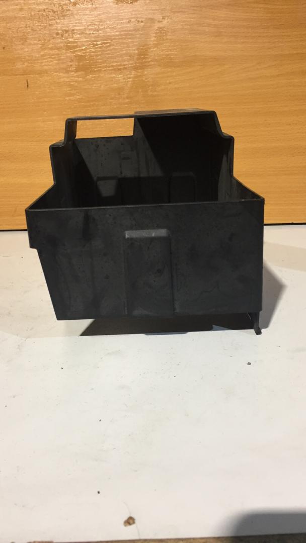 полка аккумулятора Chevrolet Equinox 3 поколение 2018, 1.5 л., бензин, АКПП, внедорожник 5 дв. - фото №1