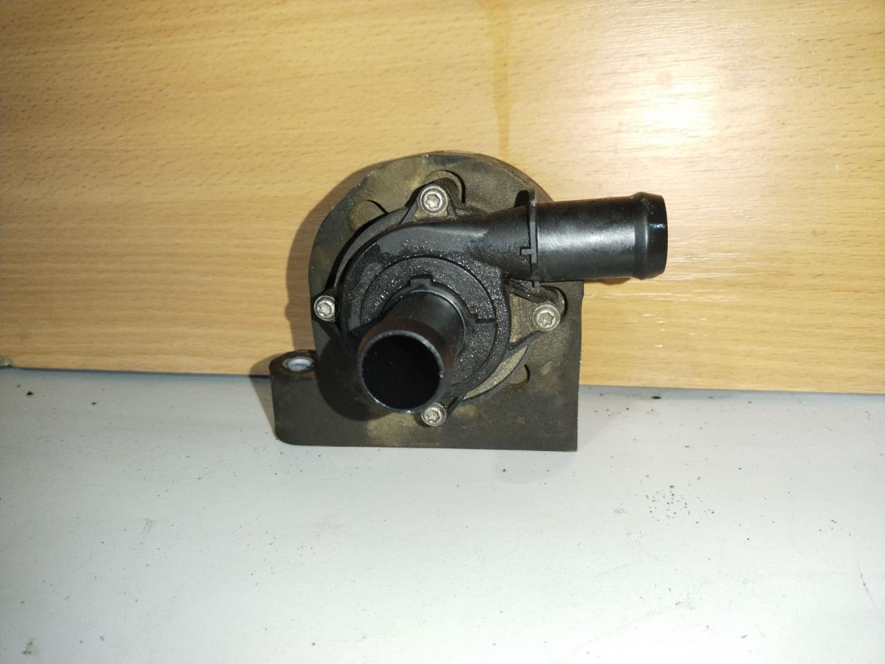 насос антифриза дополнительный Chevrolet Malibu 9 поколение 2016, 1.5 л., бензин, АКПП, седан - фото №1