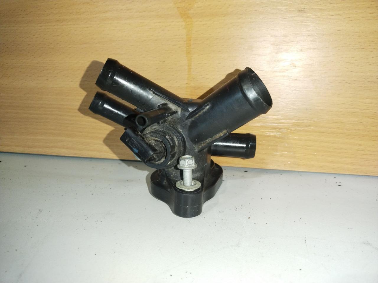 фланец (тройник) системы охлаждения Chevrolet Malibu 9 поколение 2016, 1.5 л., бензин, АКПП, седан - фото №1