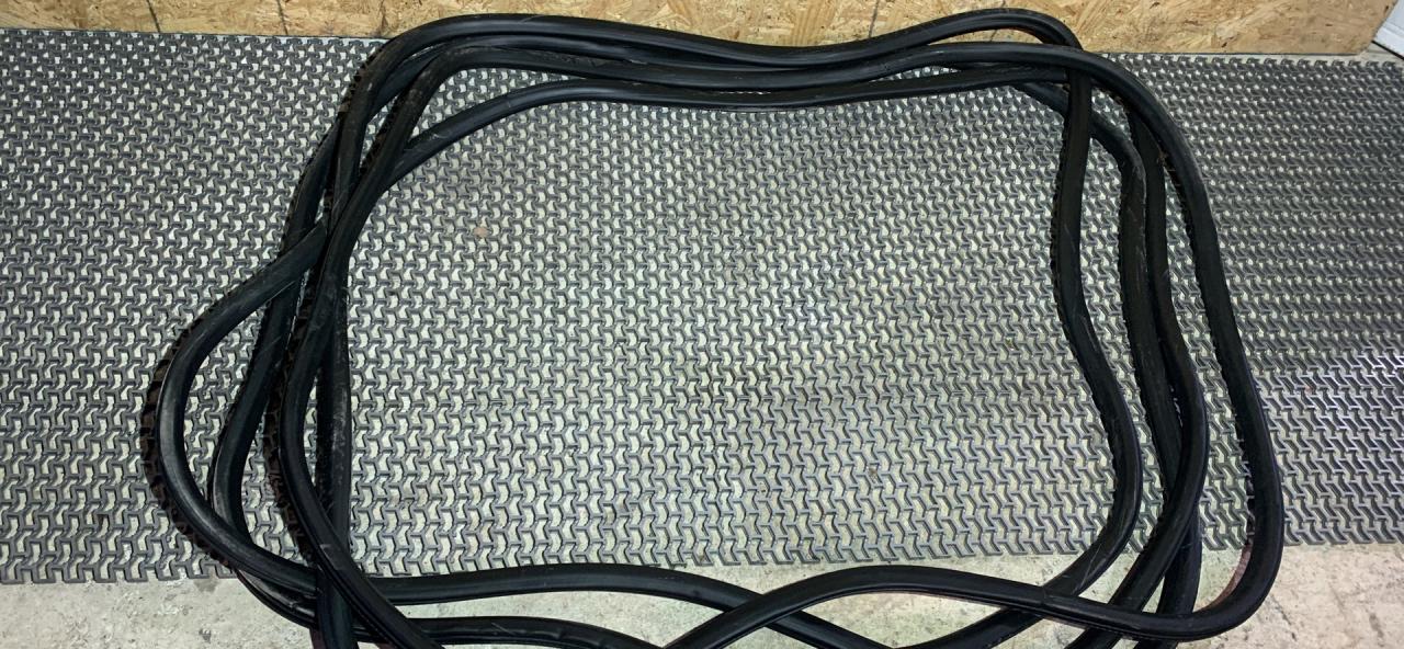 уплотнитель двери Chevrolet Equinox 3 поколение 2018, 1.5 л., бензин, АКПП, внедорожник 5 дв. - фото №1