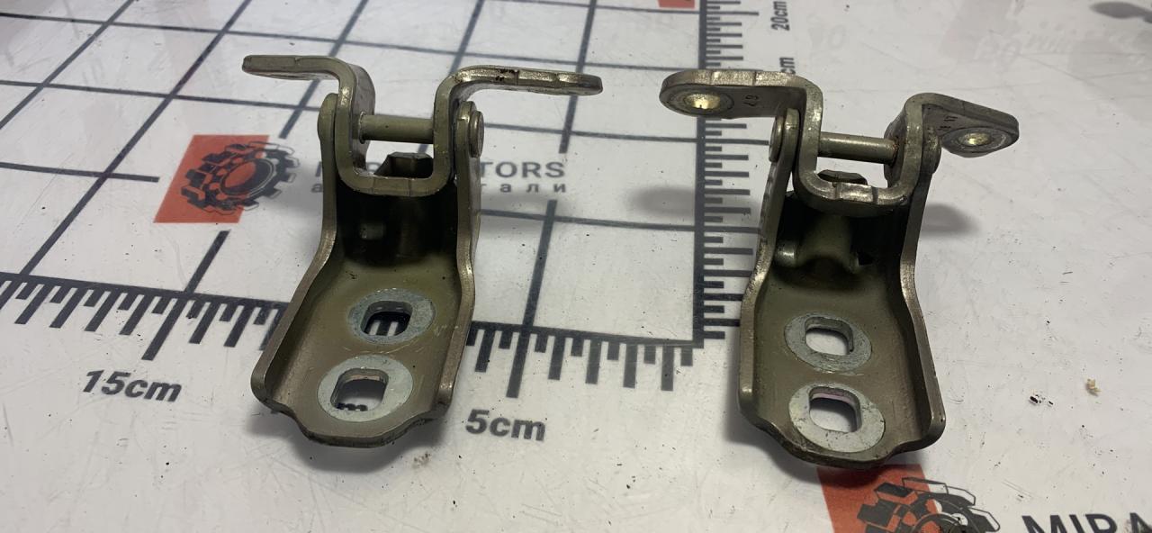 петля двери GMC Terrain 2 поколение 2018, 2.0 л., бензин, АКПП, внедорожник 5 дв. - фото №1