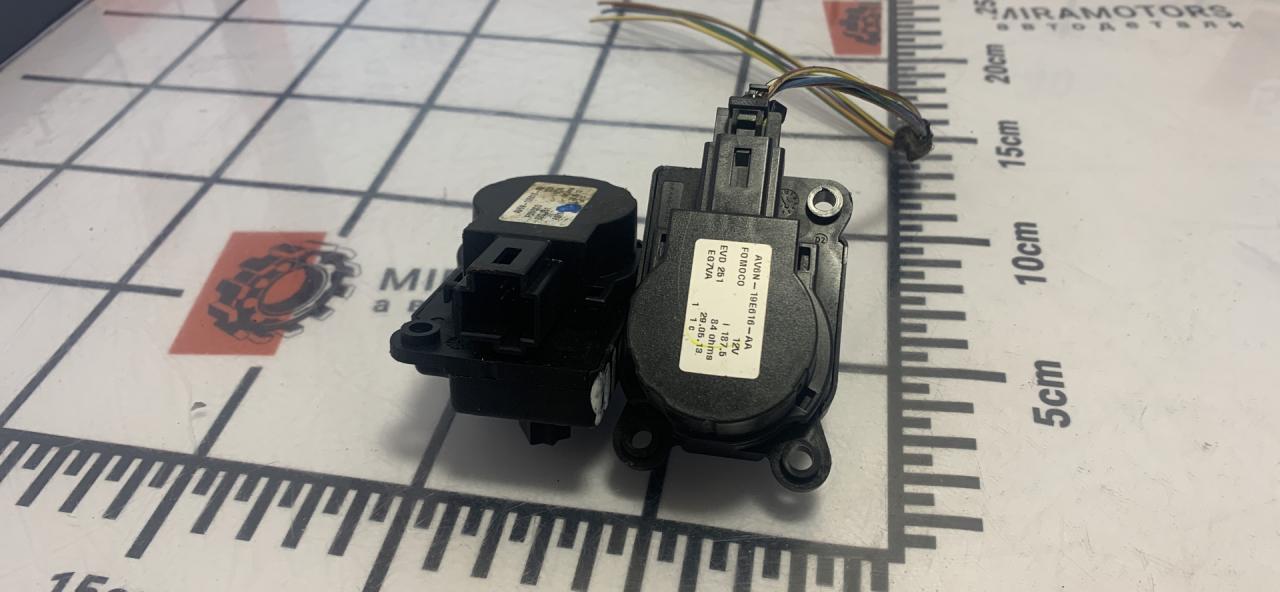 моторчик заслонки печки Ford Escape 3 поколение C520 2014, 2.5 л., бензин, АКПП, внедорожник 5 дв. - фото №1