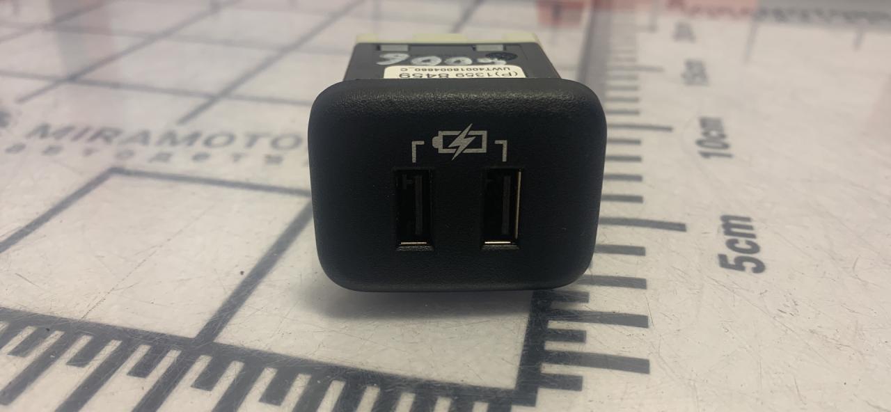 разъем AUX / USB Chevrolet Malibu 9 поколение 2017, 1.5 л., бензин, АКПП, седан - фото №1