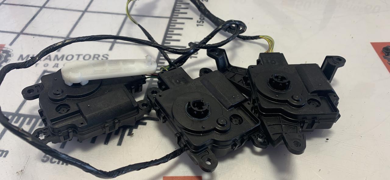 моторчик заслонки печки Chevrolet Malibu 9 поколение 2016, 1.5 л., бензин, АКПП, седан, AA113800-4090 - фото №1