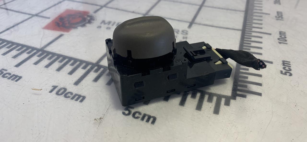 моторчик регулировки сиденья Chevrolet Malibu 9 поколение 2016, 1.5 л., бензин, АКПП, седан - фото №1