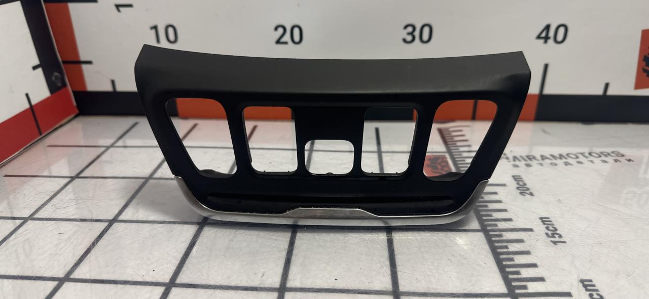 пластик GMC Terrain 2 поколение 2018, 2.0 л., бензин, АКПП, внедорожник 5 дв., DG9C-9F836-AC - фото №1