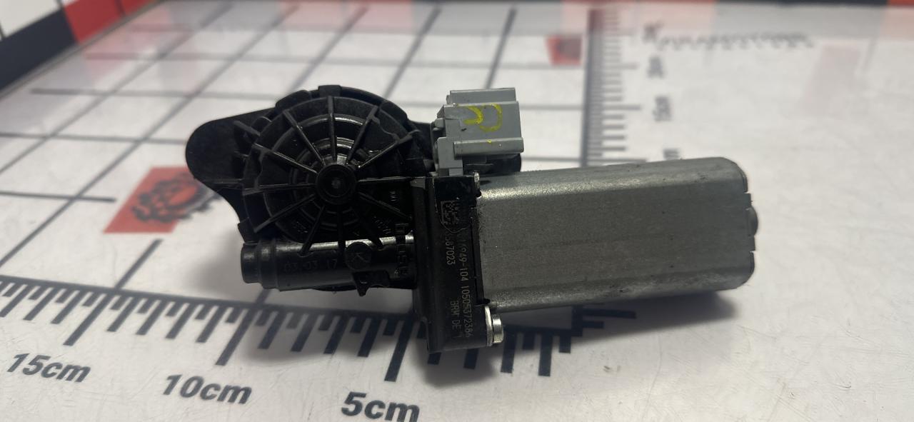 моторчик регулировки сиденья Chevrolet Malibu 9 поколение 2017, 1.5 л., бензин, АКПП, седан, 84162506, 84162505 - фото №1