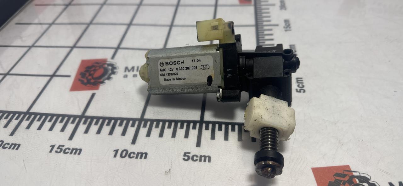 моторчик регулировки сиденья Chevrolet Malibu 9 поколение 2017, 1.5 л., бензин, АКПП, седан, 39067358 - фото №1