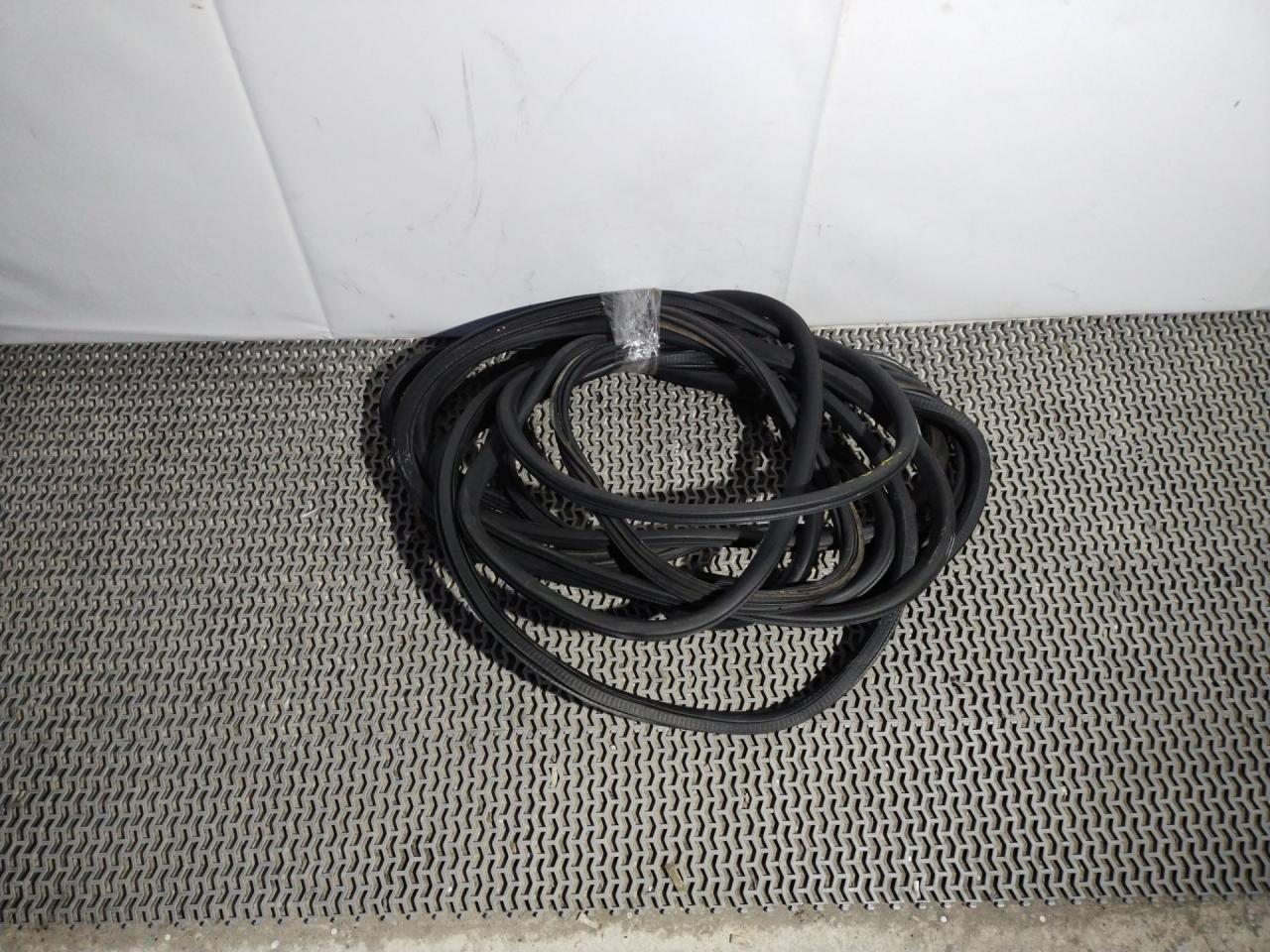 уплотнитель двери Chevrolet Malibu 9 поколение 2016, 1.5 л., бензин, АКПП, седан - фото №1