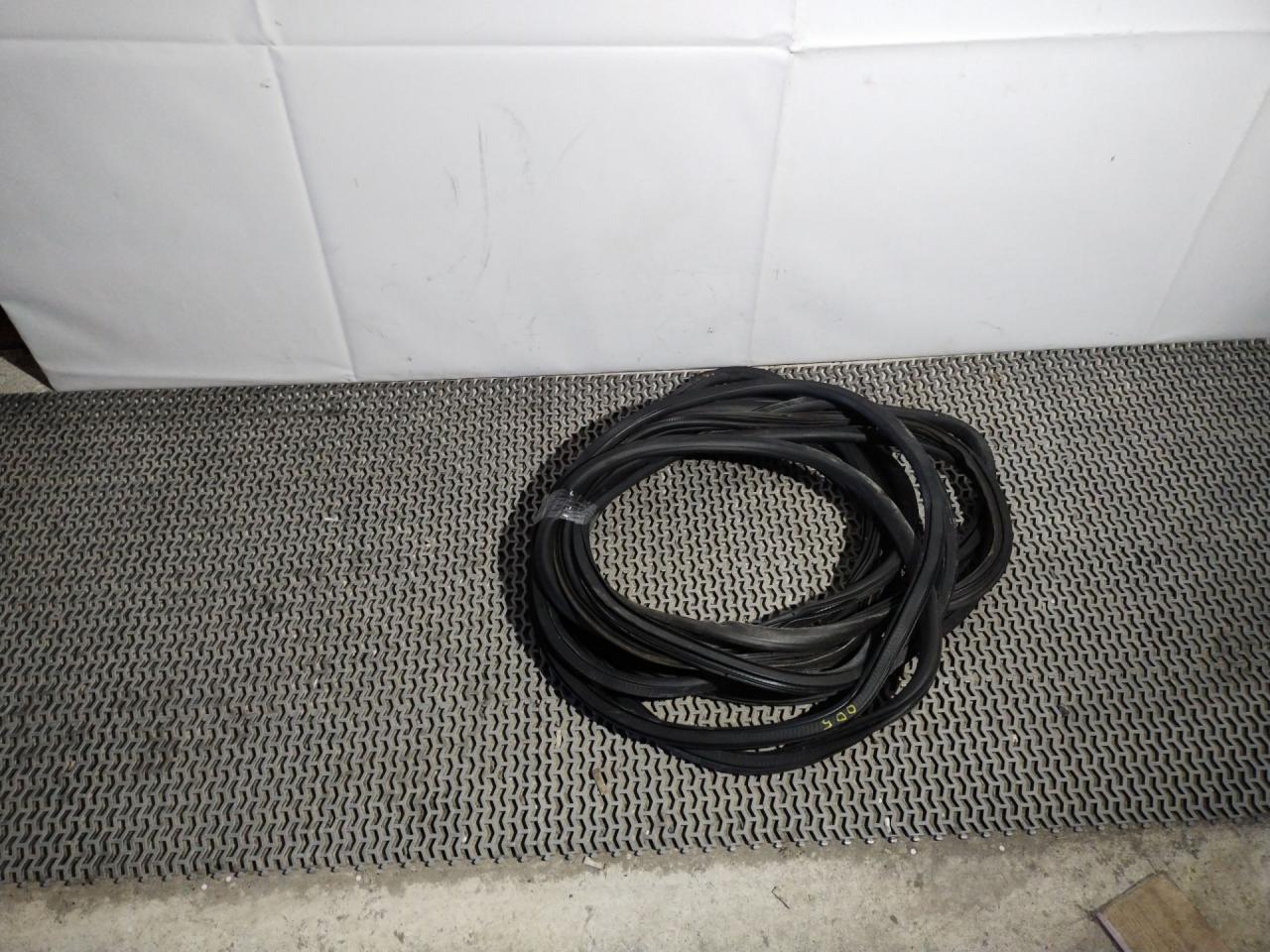 уплотнитель двери Chevrolet Malibu 9 поколение 2017, 1.5 л., бензин, АКПП, седан - фото №1