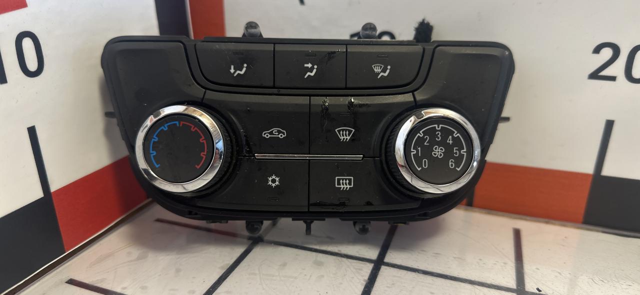 блок управления печки / климат-контроля Buick Encore 1 поколение 2016, 1.4 л., АКПП, внедорожник 5 дв., 22944949 - фото №1