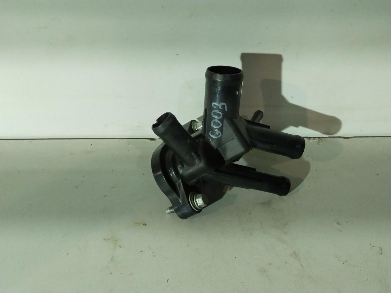 фланец (тройник) системы охлаждения Chevrolet Cruze 2 поколение 2017, 1.4 л., бензин, АКПП, седан, 160621A1 - фото №1