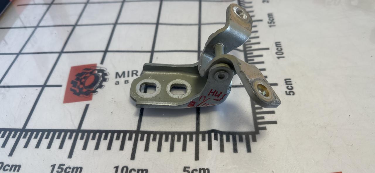 петля двери Chevrolet Malibu 9 поколение 2016, 1.5 л., бензин, АКПП, седан - фото №1