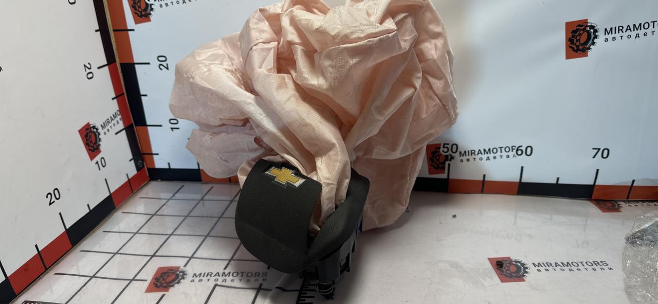 подушка безопасности водителя Chevrolet Cruze 2 поколение 2017, 1.4 л., бензин, АКПП, седан - фото №1