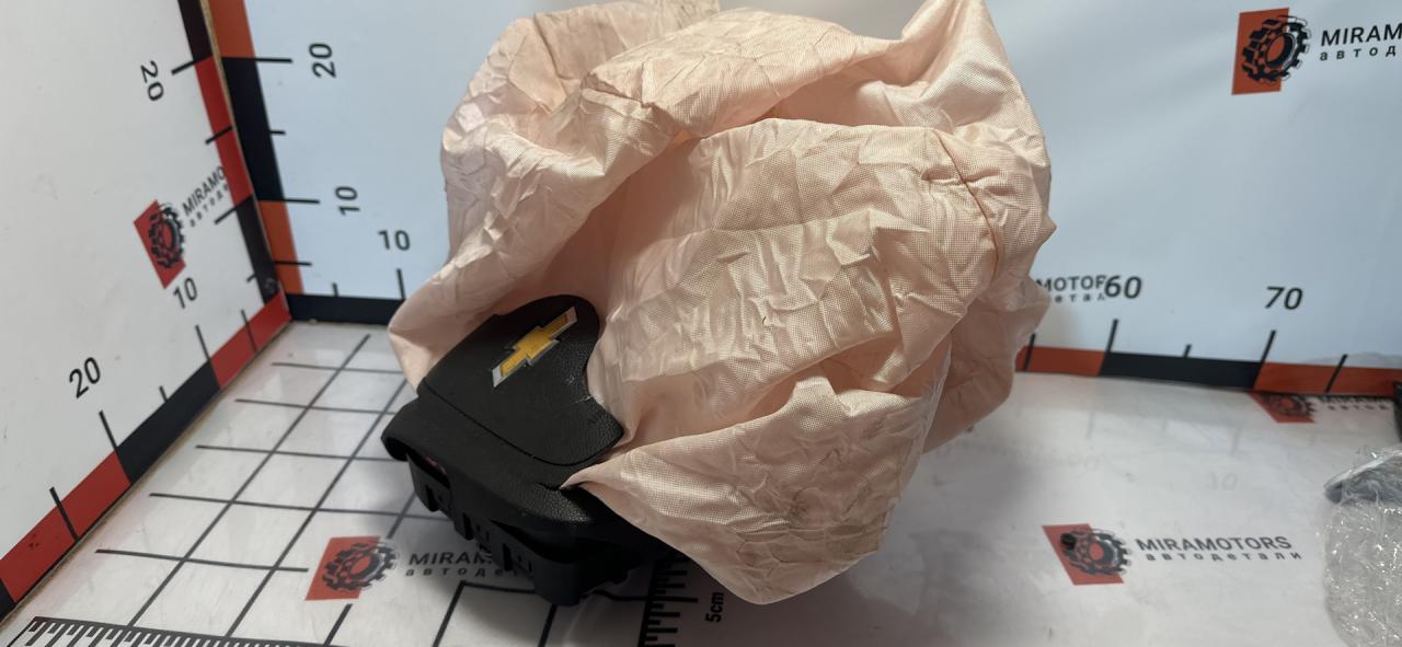 подушка безопасности водителя Chevrolet Equinox 3 поколение 2018, 1.5 л., бензин, АКПП, внедорожник 5 дв. - фото №1