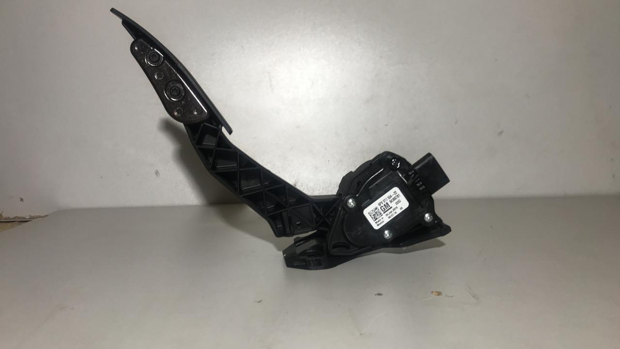 педаль Chevrolet Equinox 3 поколение 2018, 1.5 л., бензин, АКПП, белый, внедорожник 5 дв., полный привод, 84366781 - фото №1