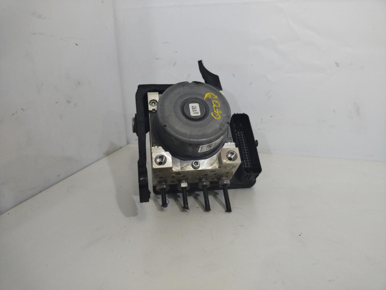 блок ABS Chevrolet Equinox 3 поколение 2018, 1.5 л., бензин, АКПП, белый, внедорожник 5 дв., полный привод, 84414759 - фото №1