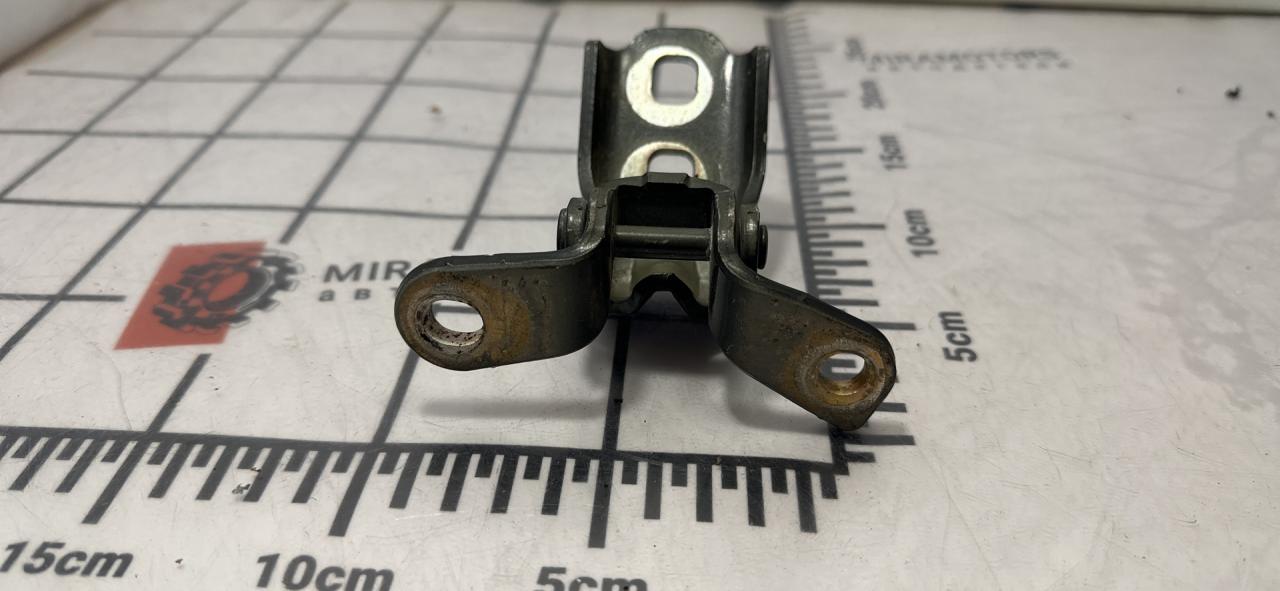 петля двери GMC Terrain 2 поколение 2018, 1.5 л., бензин, АКПП, черный, внедорожник 5 дв., полный привод - фото №1