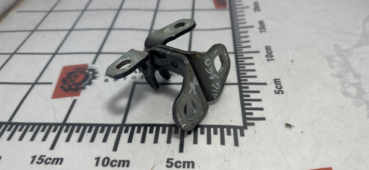 петля двери GMC Terrain 2 поколение 2018, 2.0 л., бензин, АКПП, серый, передний привод - фото №1