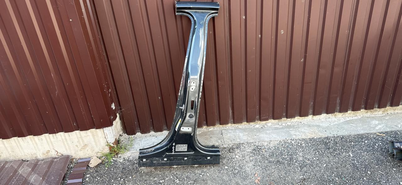 Стойка кузовная центральная левая GMC Terrain 2 поколение 2018, 1.5 л., бензин, АКПП, черный, внедорожник 5 дв., полный привод - фото №1