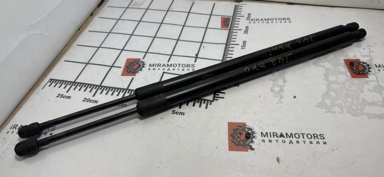 амортизатор крышки багажника (3-5 двери) Chevrolet Equinox 3 поколение 2019, 1.5 л., бензин, АКПП, серый, внедорожник 5 дв., полный привод - фото №1