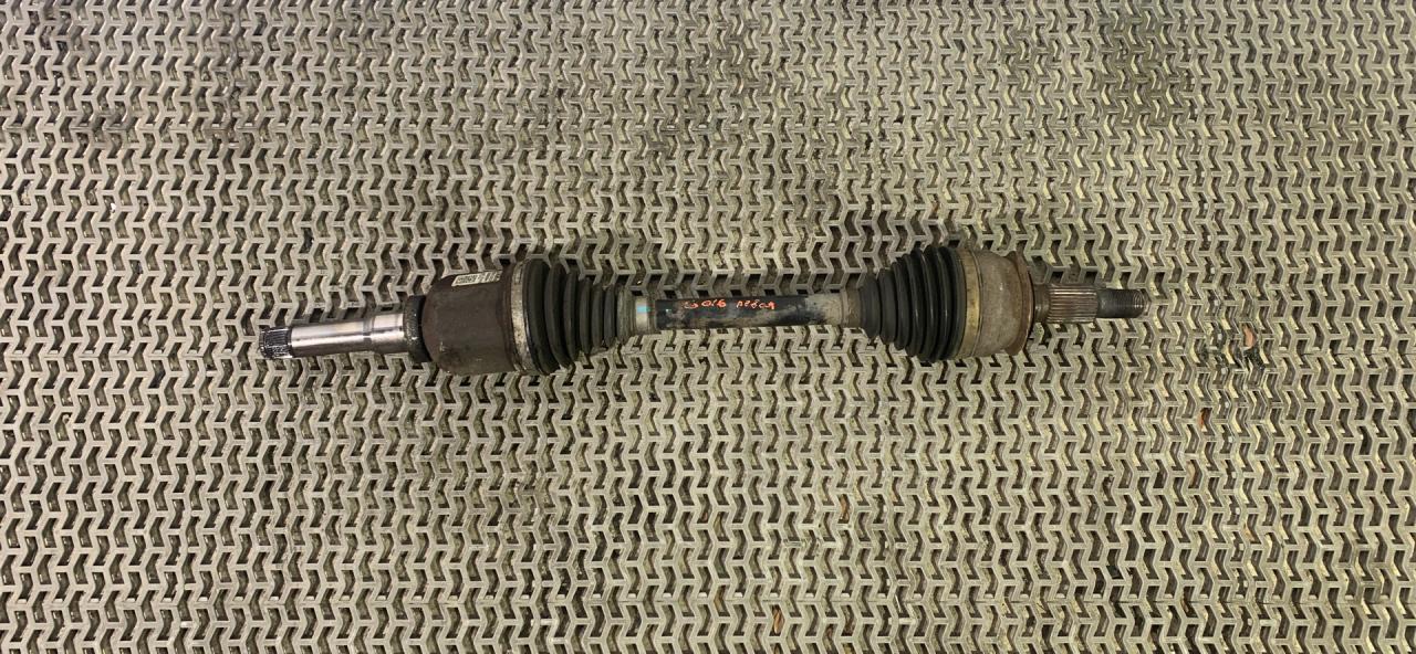 полуось передняя левая (приводной вал, ШРУС) Chevrolet Equinox 3 поколение 2018, 1.5 л., бензин, АКПП, черный, внедорожник 5 дв., полный привод, 84242104 - фото №1