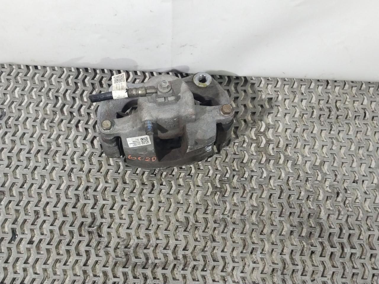 суппорт передний правый GMC Terrain 2 поколение 2019, 1.5 л., бензин, АКПП, белый, внедорожник 5 дв., 84311327 - фото №1