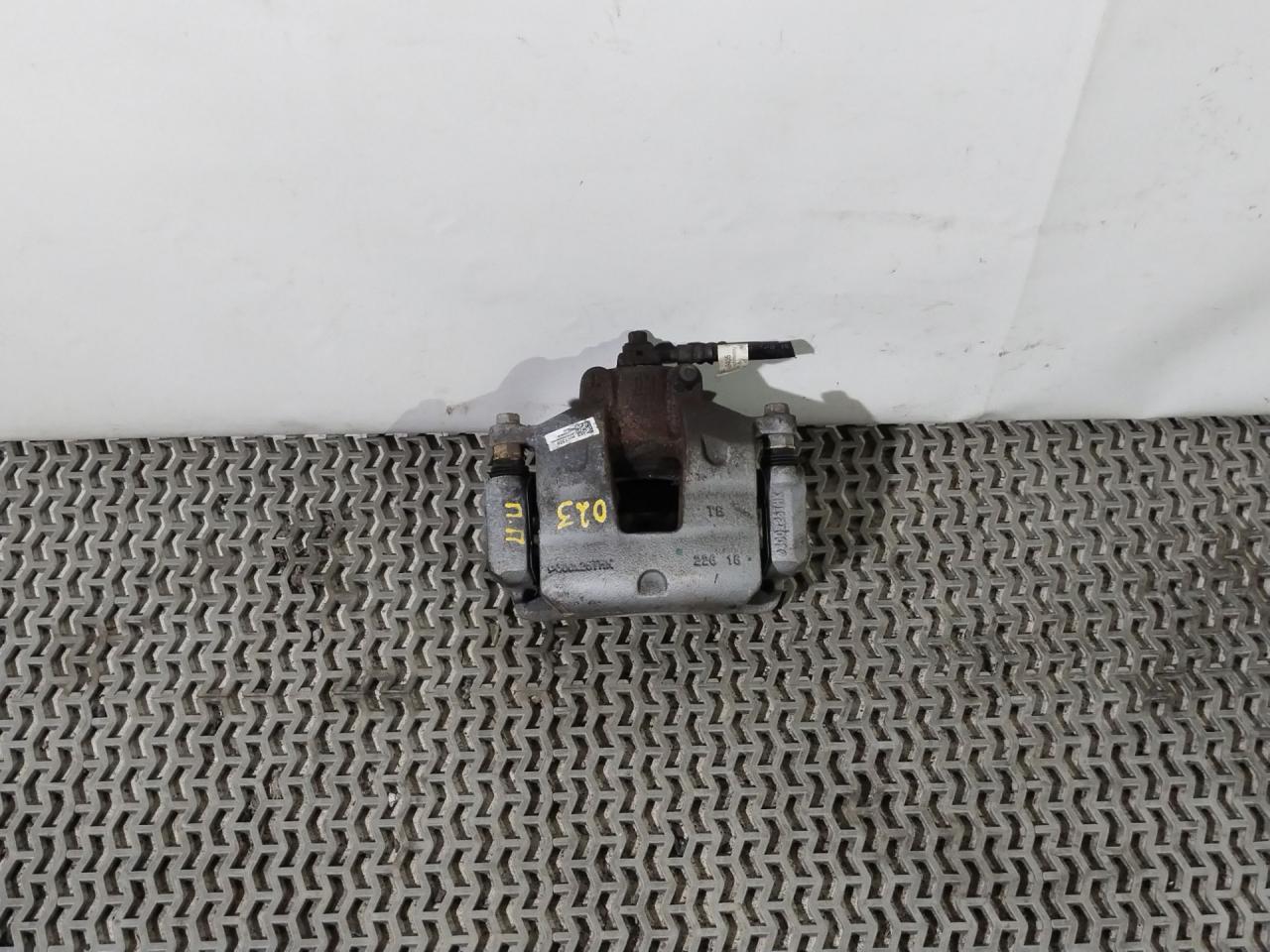 суппорт передний правый Chevrolet Equinox 3 поколение 2019, 1.5 л., бензин, АКПП, черный, внедорожник 5 дв., полный привод, 84311326 - фото №1