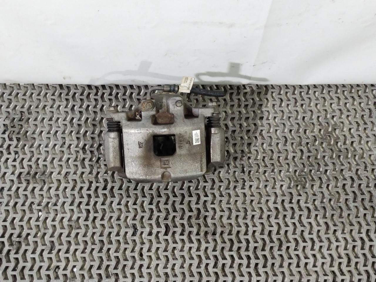 суппорт передний левый GMC Terrain 2 поколение 2018, 2.0 л., бензин, АКПП, серый, передний привод, 84259366 - фото №1