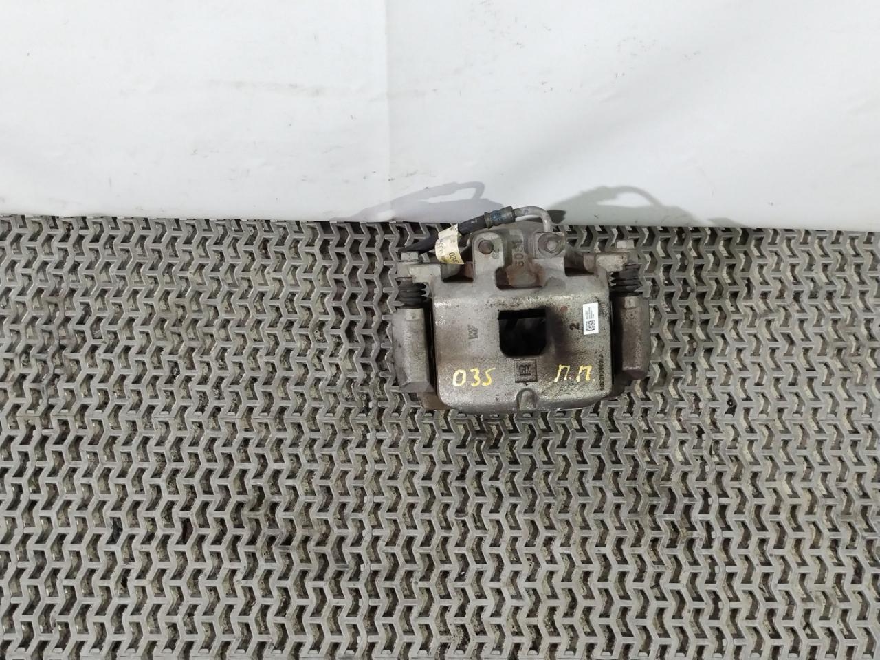 суппорт передний правый GMC Terrain 2 поколение 2018, 2.0 л., бензин, АКПП, серый, передний привод, B4259367 - фото №1