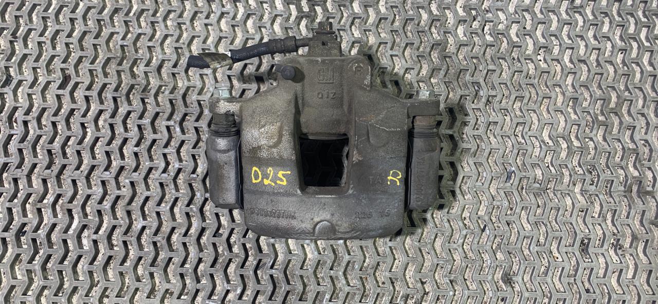 суппорт передний правый GMC Terrain 2 поколение 2018, 1.5 л., бензин, АКПП, черный, внедорожник 5 дв., полный привод, 84121522 - фото №1