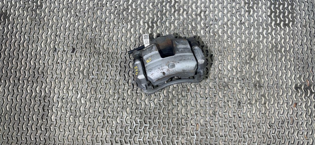 суппорт передний правый Chevrolet Equinox 3 поколение 2019, 1.5 л., бензин, АКПП, черный, внедорожник 5 дв., полный привод, 84311327 - фото №1