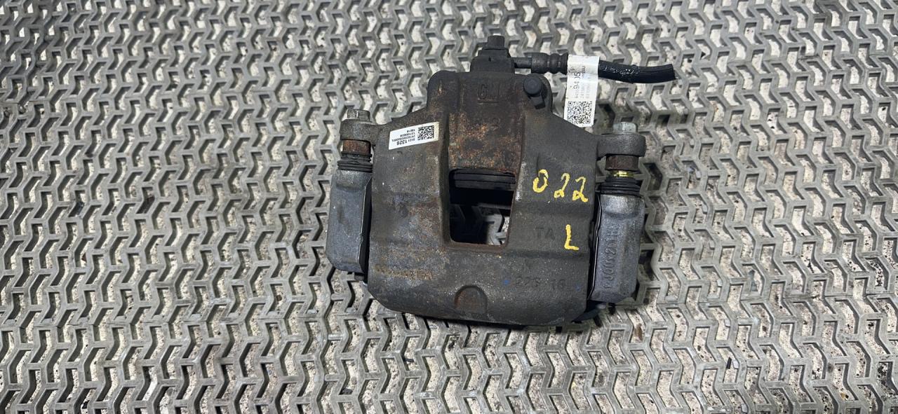 суппорт передний левый Chevrolet Equinox 3 поколение 2019, 1.5 л., бензин, АКПП, серый, внедорожник 5 дв., полный привод, 84311326 - фото №1