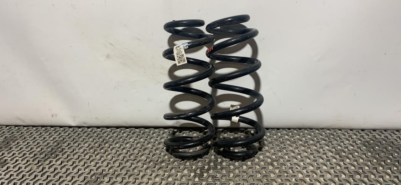 пружина задняя Chevrolet Equinox 3 поколение 2018, 1.5 л., бензин, АКПП, белый, внедорожник 5 дв., полный привод, 23476248 - фото №1