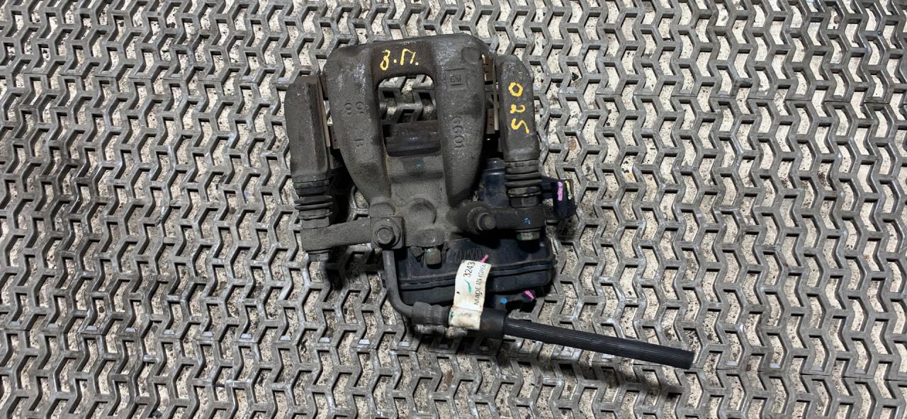 суппорт задний правый GMC Terrain 2 поколение 2018, 1.5 л., бензин, АКПП, черный, внедорожник 5 дв., полный привод, 84323159 - фото №1