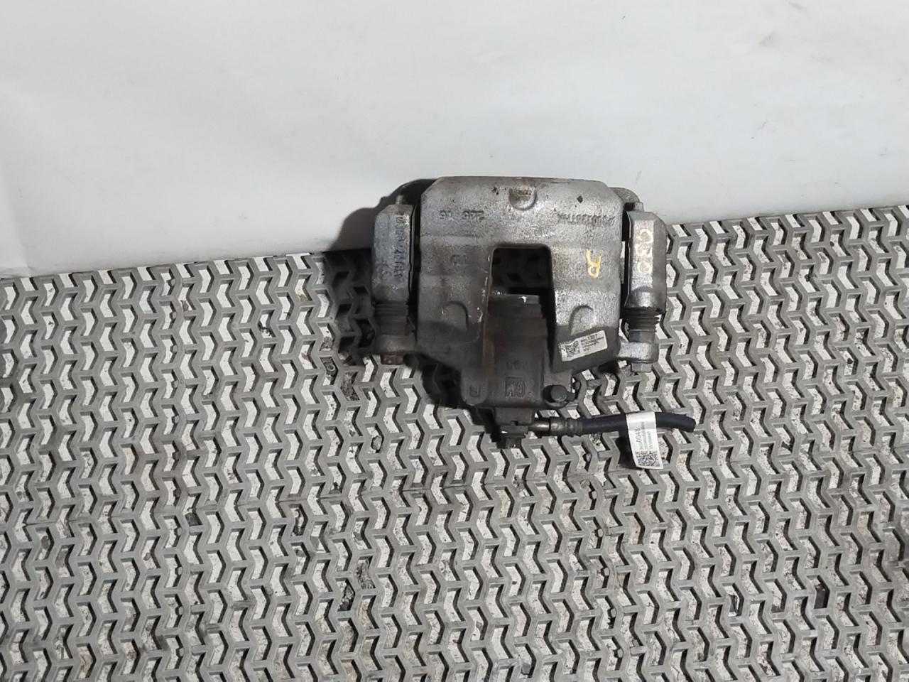 суппорт передний правый Chevrolet Equinox 3 поколение 2018, 1.5 л., бензин, АКПП, белый, внедорожник 5 дв., полный привод, 84311327 - фото №1