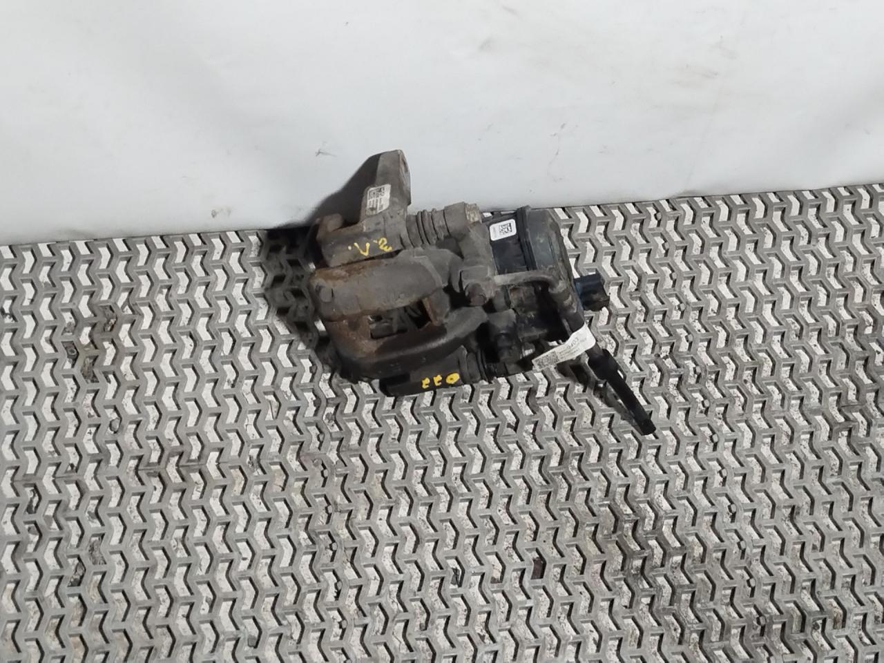 суппорт передний правый Chevrolet Equinox 3 поколение 2019, 1.5 л., бензин, АКПП, серый, внедорожник 5 дв., полный привод, 84323158 - фото №1