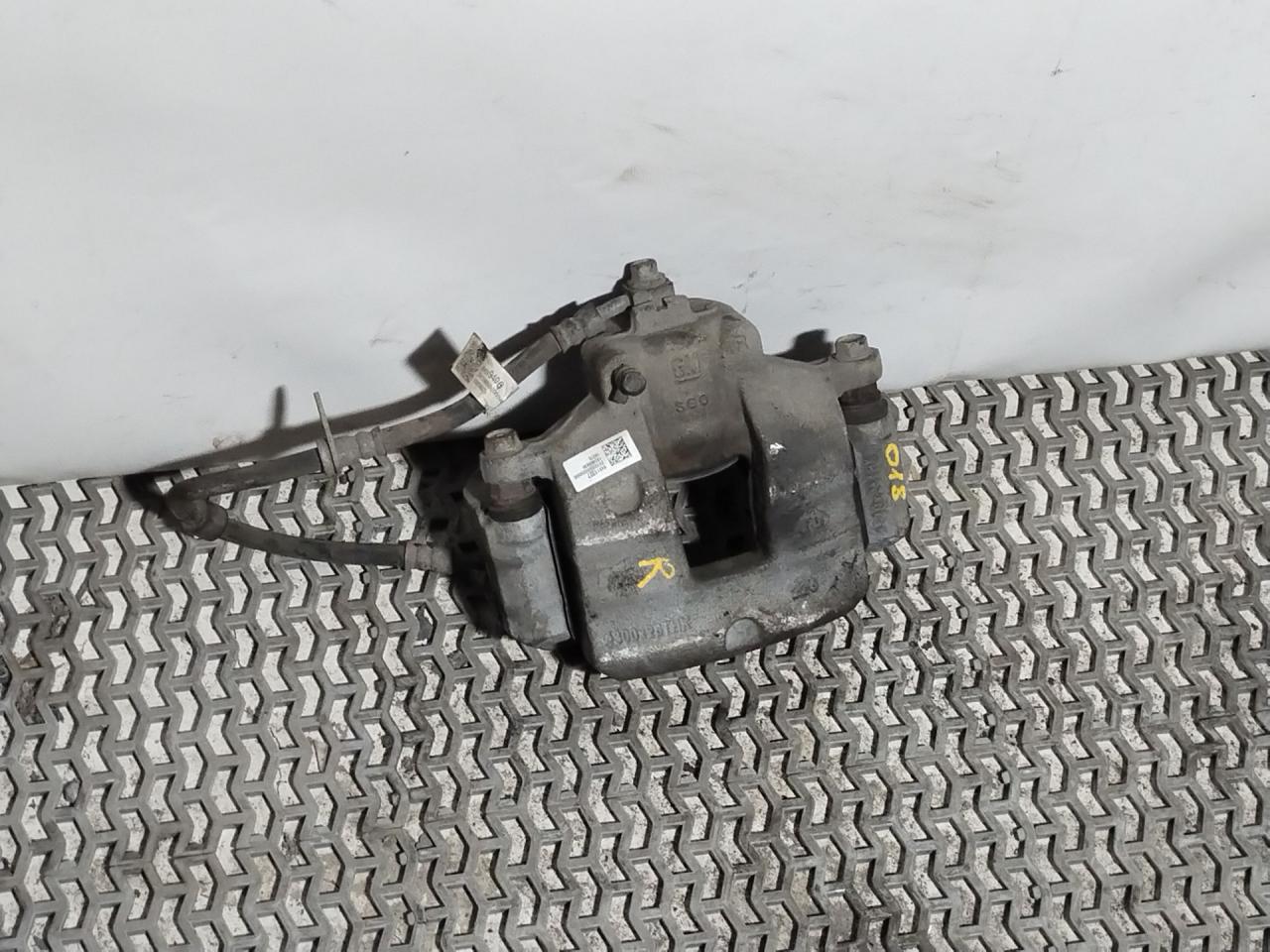 суппорт передний правый Chevrolet Equinox 3 поколение 2020, 1.5 л., бензин, АКПП, черный, внедорожник 5 дв., 84311327 - фото №1