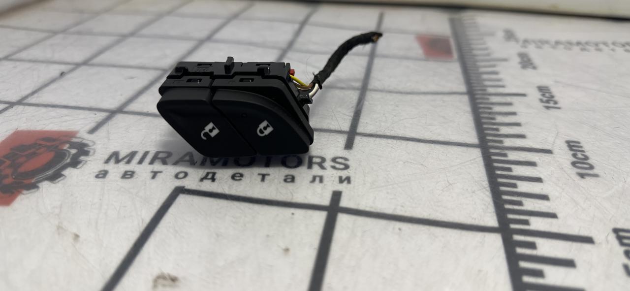 кнопка центрального замка GMC Terrain 2 поколение 2019, 1.5 л., бензин, АКПП, белый, внедорожник 5 дв., 23397508 - фото №1