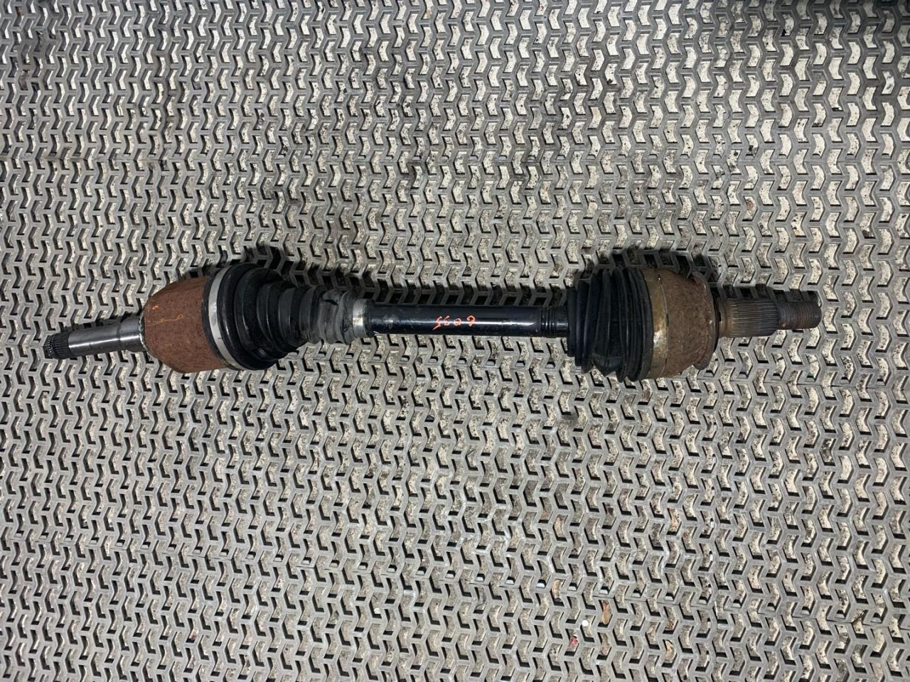 полуось передняя левая (приводной вал, ШРУС) GMC Terrain 2 поколение 2018, 2.0 л., бензин, АКПП, серый, передний привод, 84202568 - фото №1