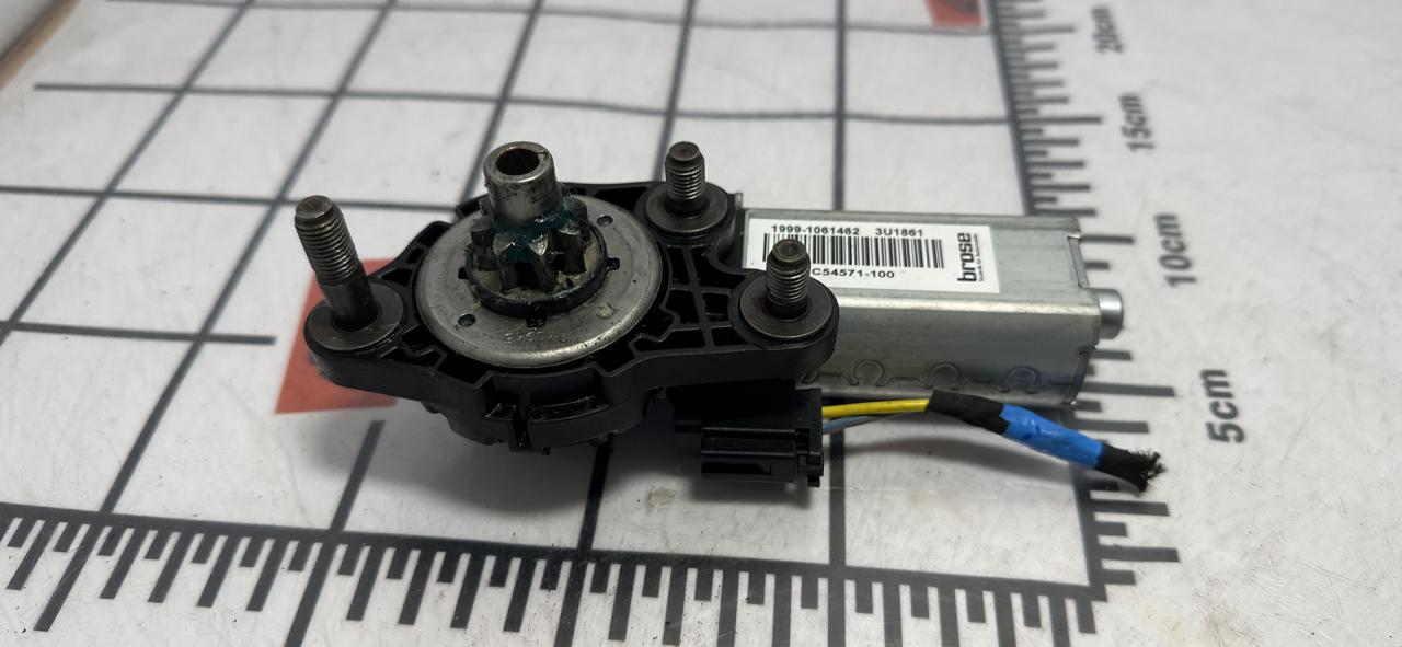 моторчик регулировки сиденья GMC Terrain 2 поколение 2019, 1.5 л., бензин, АКПП, белый, внедорожник 5 дв. - фото №1