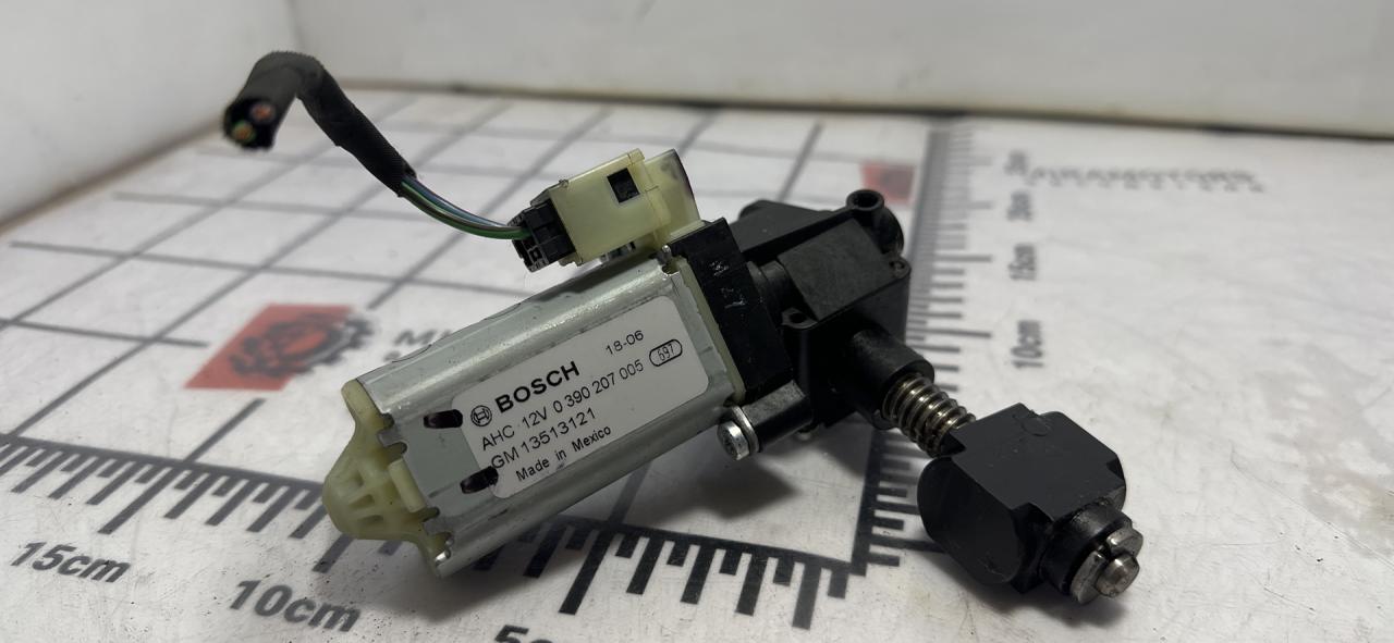 моторчик регулировки сиденья GMC Terrain 2 поколение 2019, 1.5 л., бензин, АКПП, белый, внедорожник 5 дв., 13513121 - фото №1