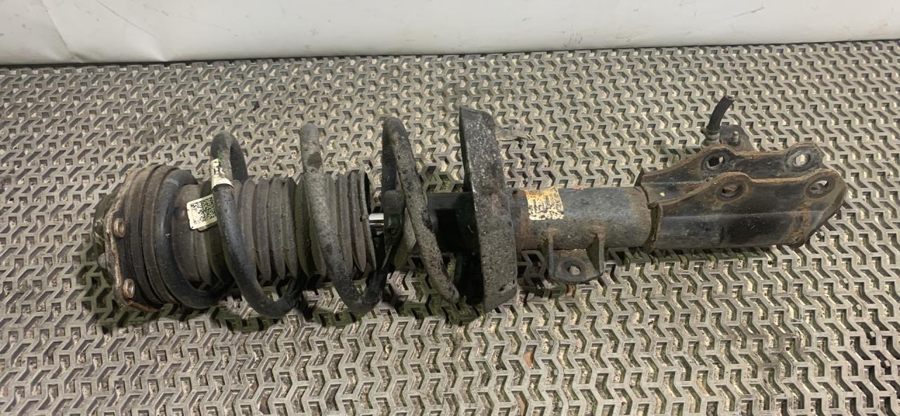 стойка передняя правая Chevrolet Equinox 3 поколение 2018, 1.5 л., бензин, АКПП, черный, внедорожник 5 дв., полный привод - фото №1