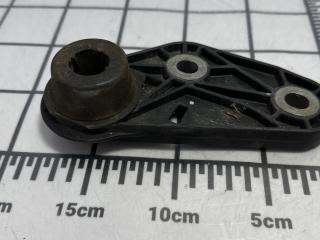 кронштейн глушителя Chevrolet Equinox 3 поколение 2019, 2.0 л., бензин, АКПП, черный, внедорожник 5 дв., передний привод