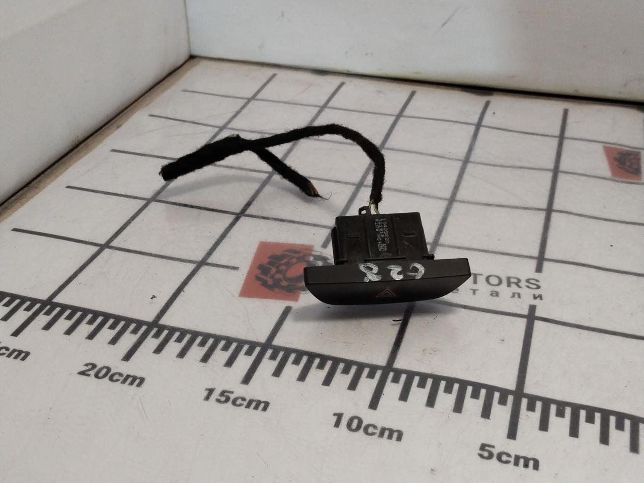 кнопка аварийной сигнализации Chevrolet Cruze 2 поколение 2019, 1.4 л., бензин, АКПП, синий диплоат, хетчбэк 5 дв., полный привод, 13409820 - фото №1