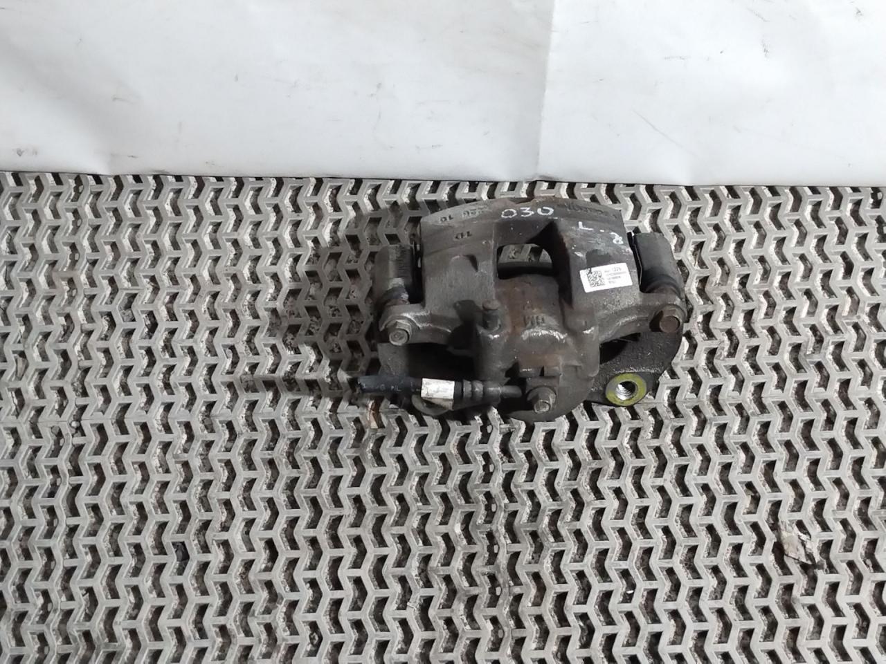 суппорт передний левый Chevrolet Equinox 3 поколение 2018, 1.5 л., бензин, АКПП, белый, внедорожник 5 дв., полный привод, 84311326 - фото №1