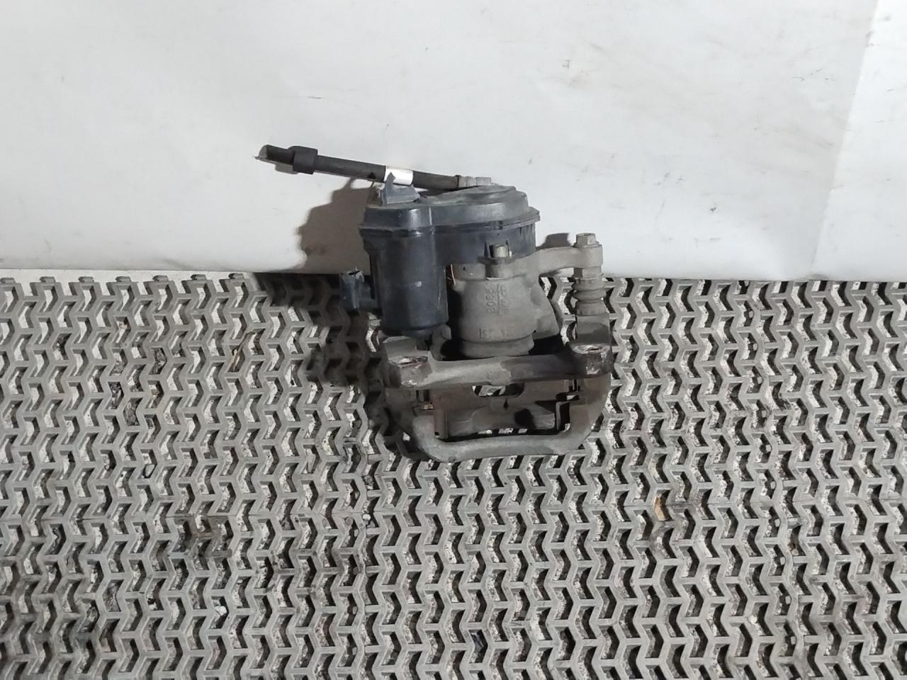 суппорт задний левый Chevrolet Equinox 3 поколение 2018, 1.5 л., бензин, АКПП, черный, внедорожник 5 дв., полный привод, 84323158 - фото №1