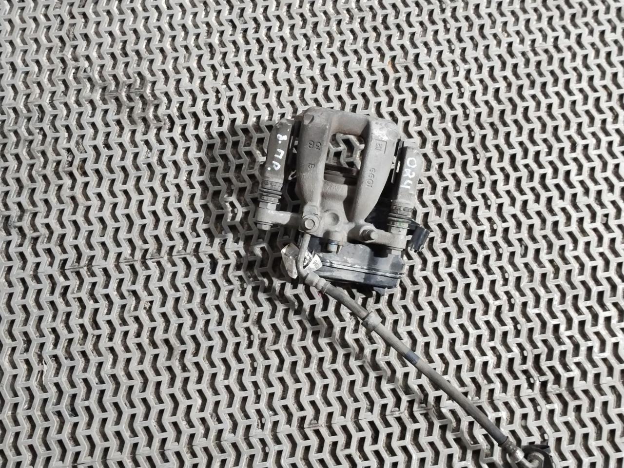 суппорт задний правый Chevrolet Equinox 3 поколение 2019, 2.0 л., бензин, АКПП, черный, внедорожник 5 дв., передний привод, 84323159 - фото №1