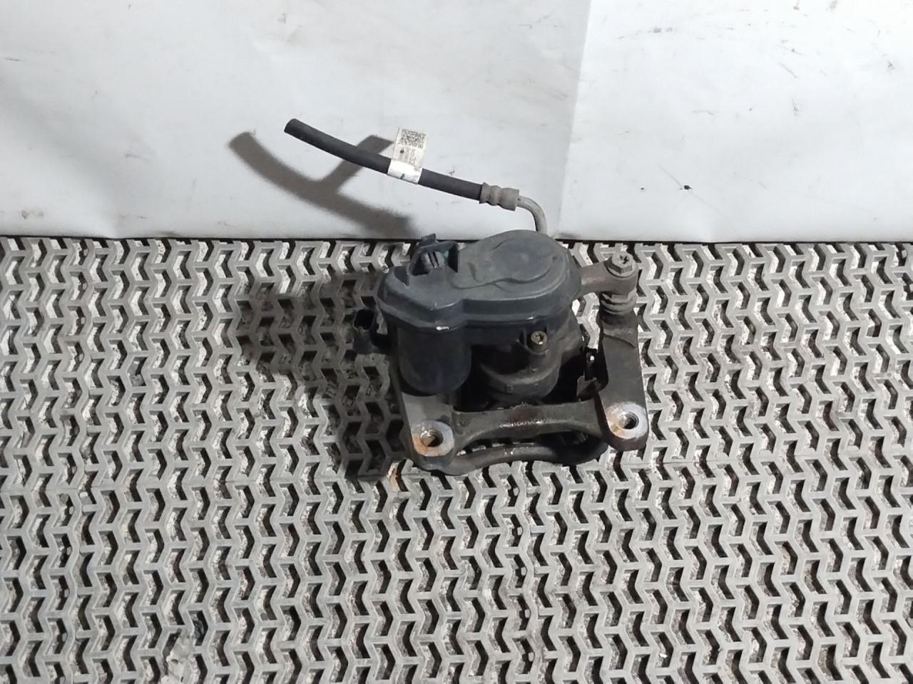 суппорт задний левый GMC Terrain 2 поколение 2018, 1.5 л., бензин, АКПП, черный, внедорожник 5 дв., полный привод - фото №1