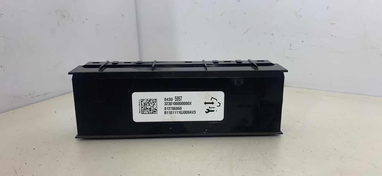 блок управления печки / климат-контроля Chevrolet Equinox 3 поколение 2018, 1.5 л., бензин, АКПП, белый, внедорожник 5 дв., полный привод, 84305957 - фото №1